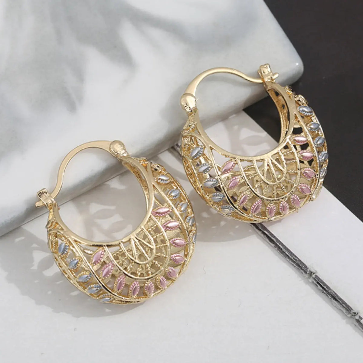 Mexican-style sunflower pattern gold-coloured hollow hoop earrings, hoop shape earrings, elegant party earrings, the perfect anniversary gift for mothers and couples, earrings jewelry