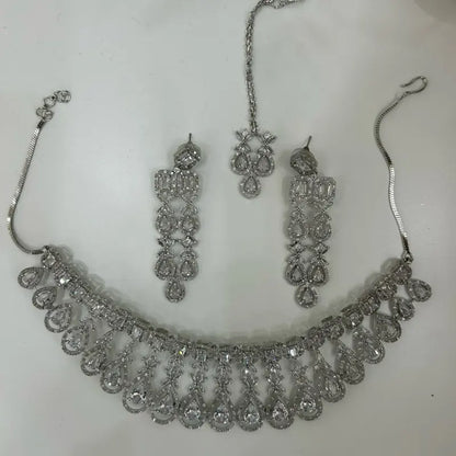 Beautiful ad set comes with matching earrings, perfect for any special occasion.