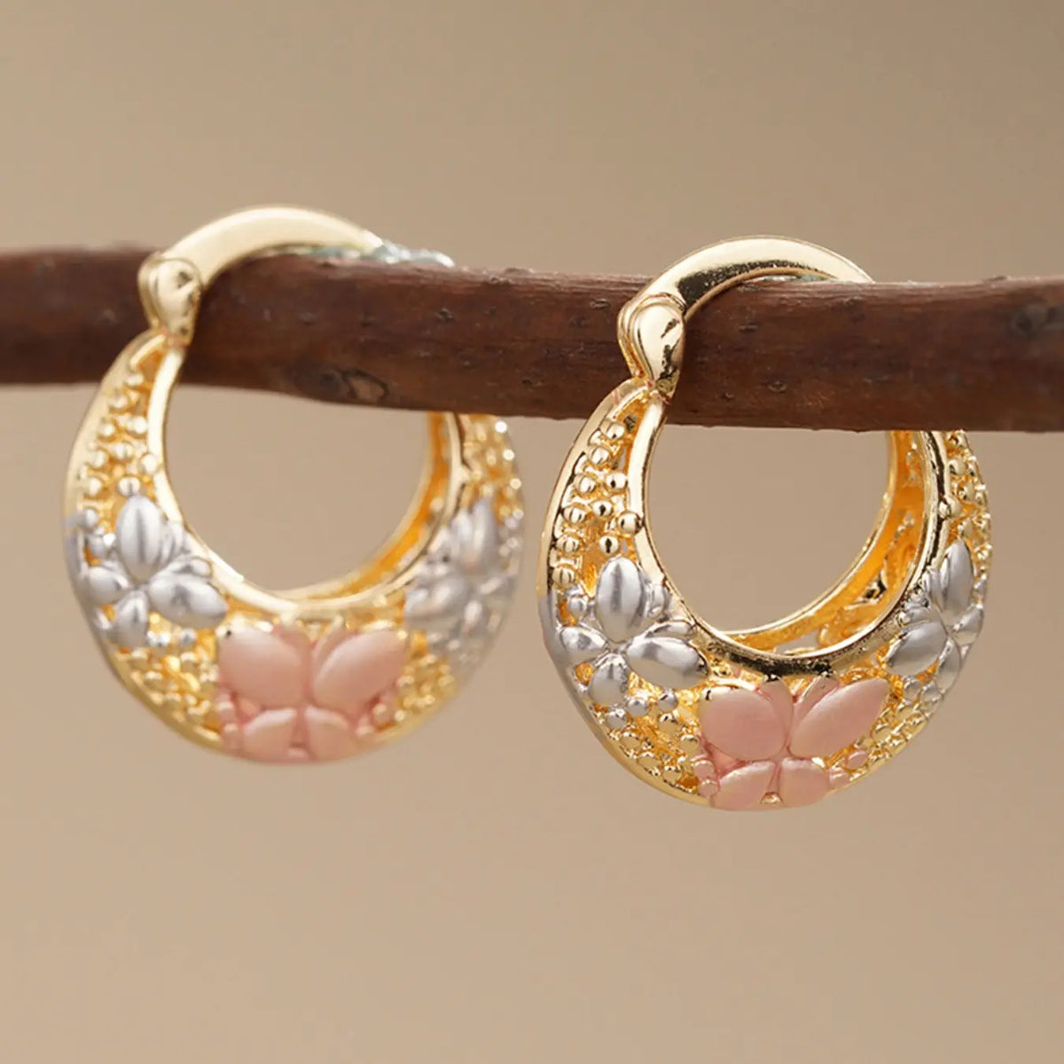 Mexican-style sunflower pattern gold-coloured hollow hoop earrings, hoop shape earrings, elegant party earrings, the perfect anniversary gift for mothers and couples, earrings jewelry