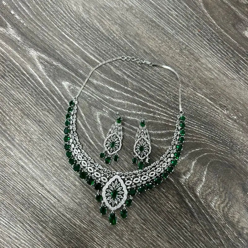 Beautiful ad set comes with matching earrings, perfect for any special occasion.