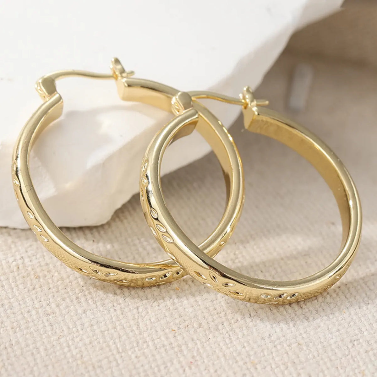 Classic Retro Hoop Earrings for Women, Dainty Lightweight Hoops, Elegant Printed Design Earrings, Perfect Accessories for Daily Holidays and Parties, Fashionable Earrings, Earrings Jewelry