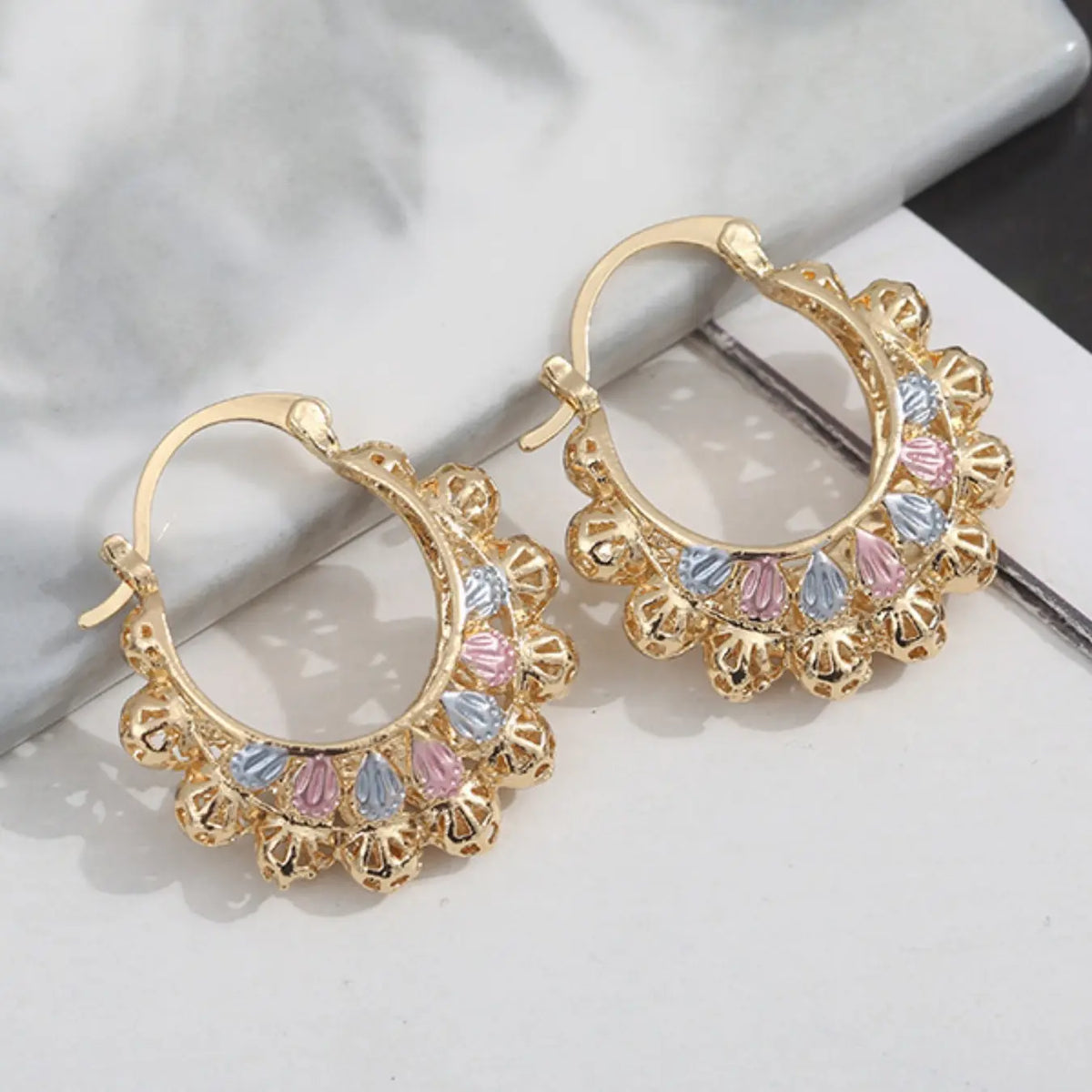 Mexican-style sunflower pattern gold-coloured hollow hoop earrings, hoop shape earrings, elegant party earrings, the perfect anniversary gift for mothers and couples, earrings jewelry