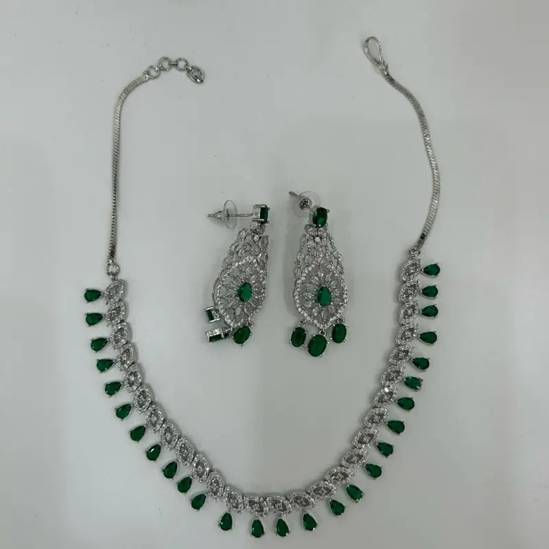 Beautiful ad set comes with matching earrings, perfect for any special occasion.
