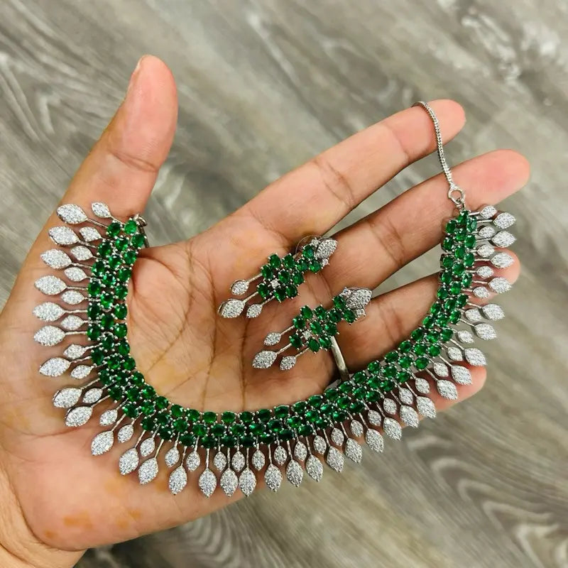 Beautiful ad set comes with matching earrings, perfect for any special occasion.