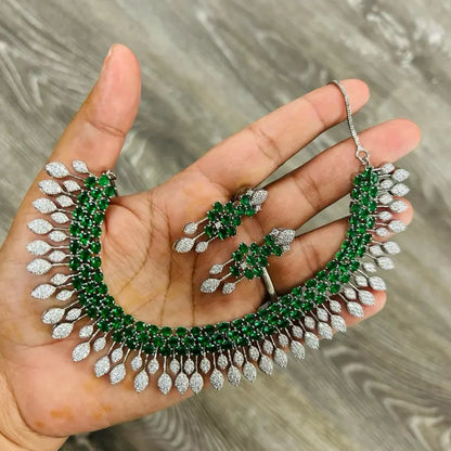 Beautiful ad set comes with matching earrings, perfect for any special occasion.