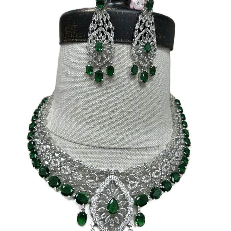 Beautiful ad set comes with matching earrings, perfect for any special occasion.
