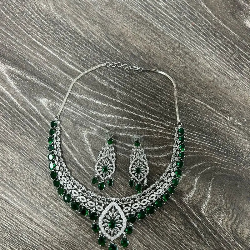 Beautiful ad set comes with matching earrings, perfect for any special occasion.