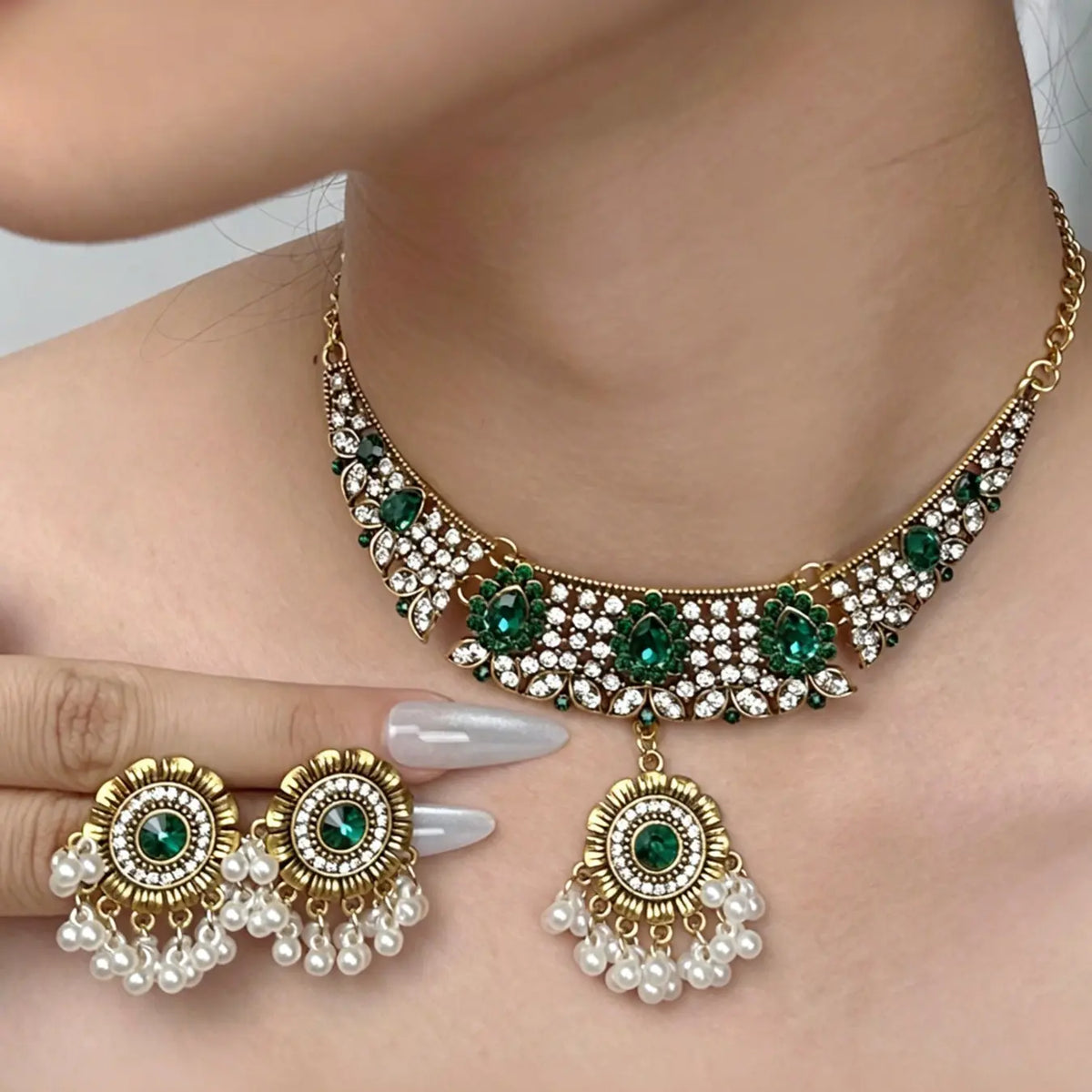 Vintage Indian Inspired Jewelry Set for Women, Necklaces Earrings Set, Antique Gold Tone Stone Choker Necklace and Matching Earrings with Faux Pearl Tassels, Boho Wedding Party Accessories.Available in Green and Red