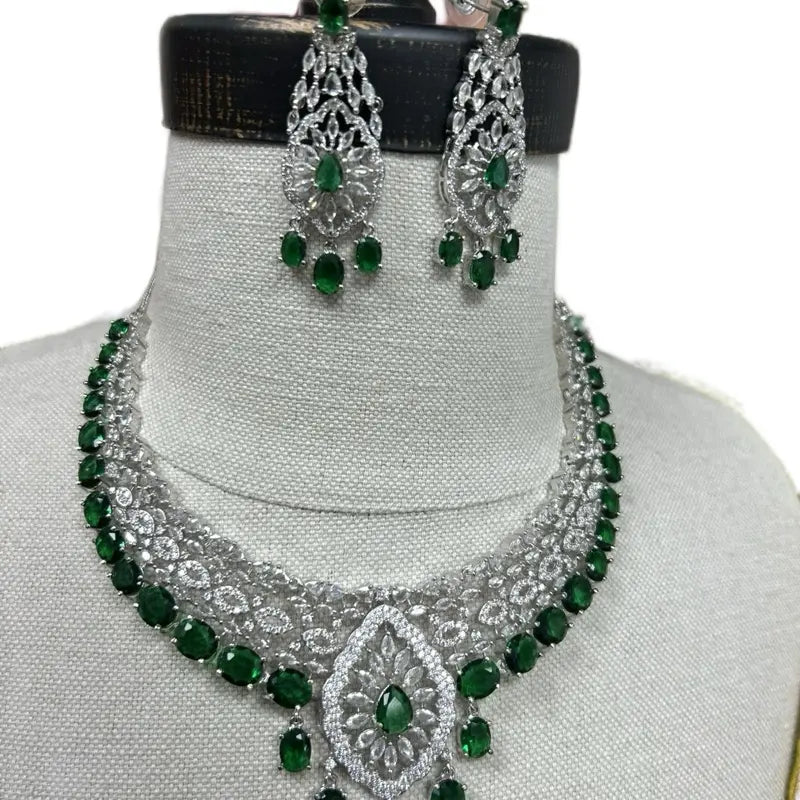Beautiful ad set comes with matching earrings, perfect for any special occasion.
